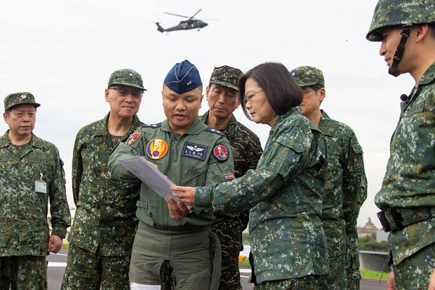 Simulasi Diserang China,...
