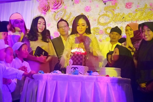 Usai Nyanyi dan Bisnis,...