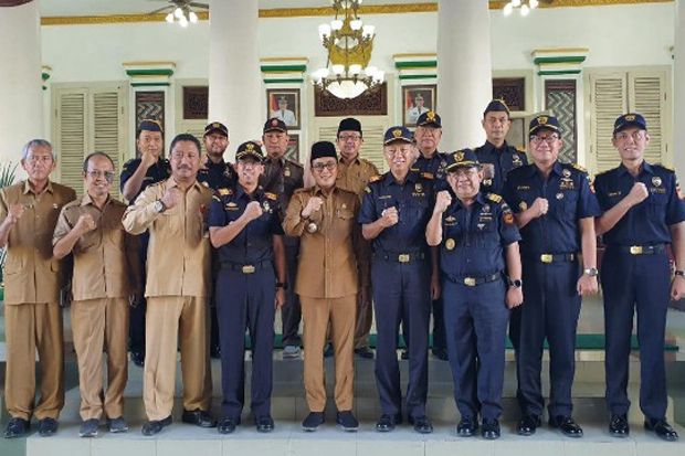 Bea Cukai Kunjungi Bupati...