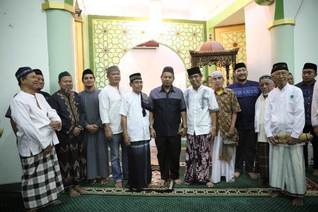 Usai Salat Subuh, Iqbal...