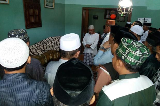 Sedang Mengimami Salat...