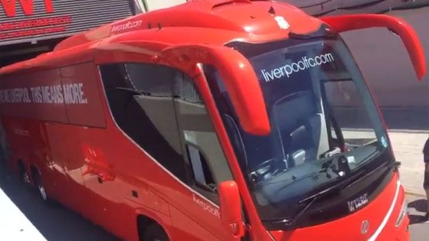 Bus Liverpool Tersangkut...