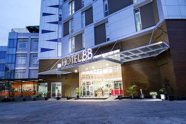 Lebaran, Dua Hotel di...