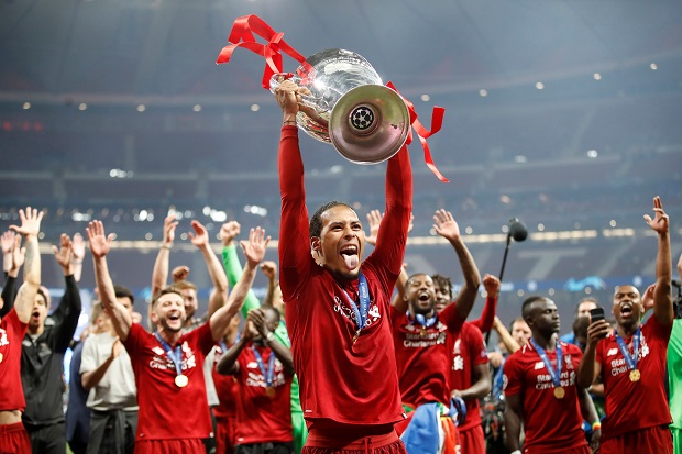 Van Dijk Enggak Ambisius...