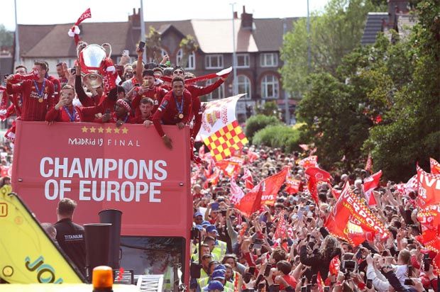 Trofi Liga Champions...