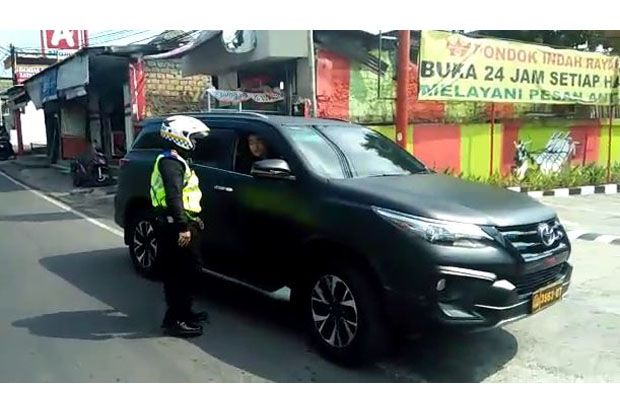 Video Mobil Dinas Polisi...