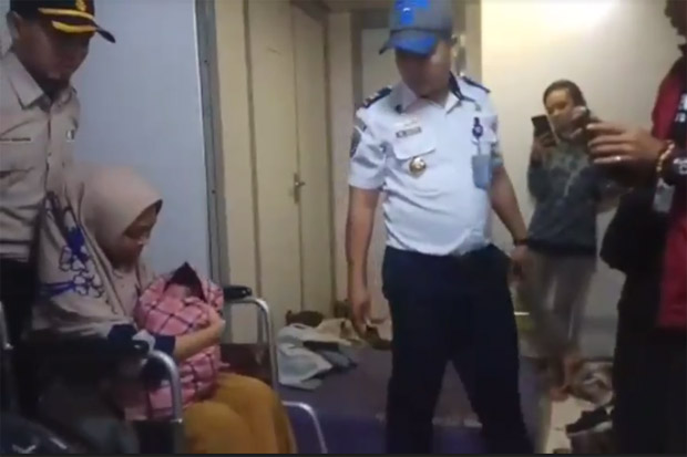 Ibu Muda Melahirkan...
