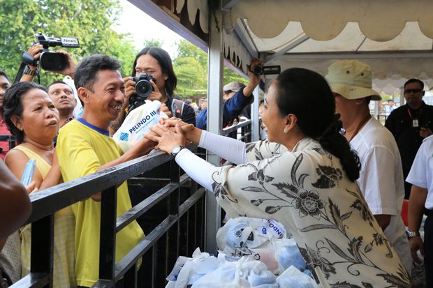 Rini Soemarno Bagikan...