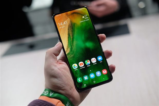 Samsung Galaxy A80 Mendarat...