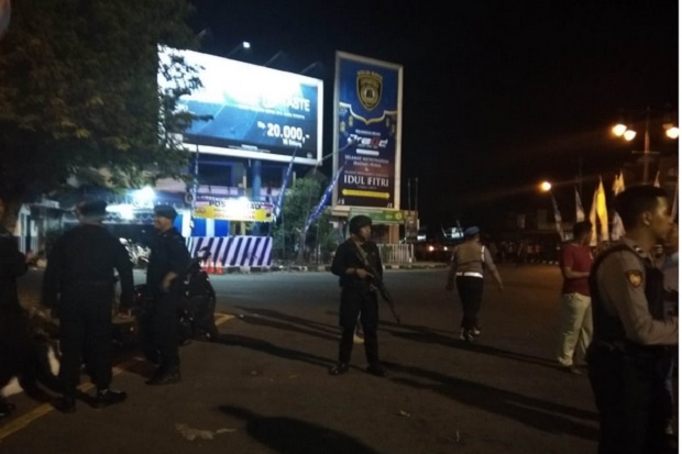 Ledakan Terjadi di Depan...