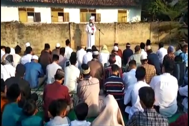 Ratusan Jamaah Muslimin...