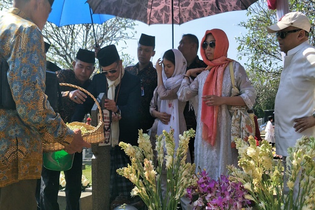 Habibie Didampingi Anak...