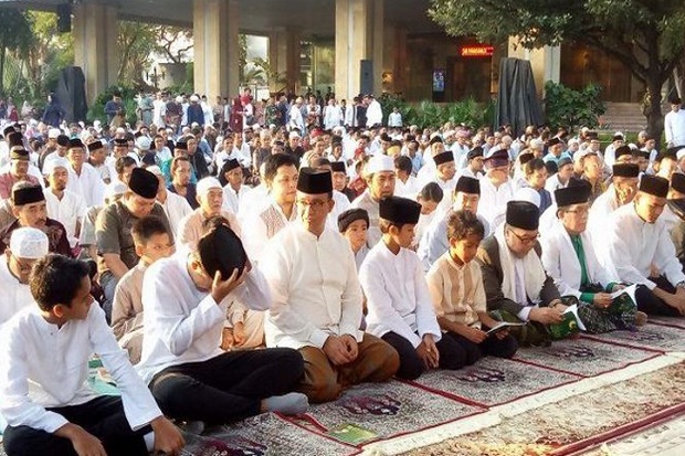 Anies Baswedan Salat...