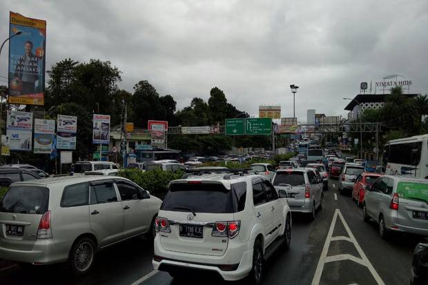 Jalur Puncak Macet Parah,...