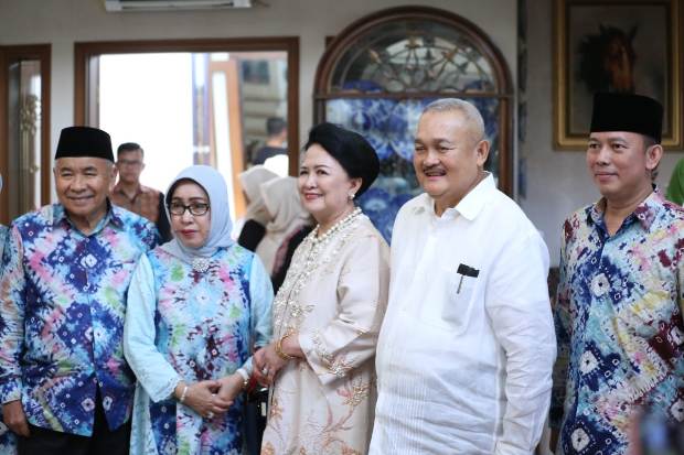 Gelar Open House, Alex...