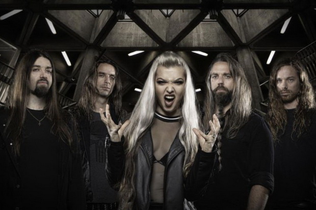 Vokalis Cantik The Agonist...
