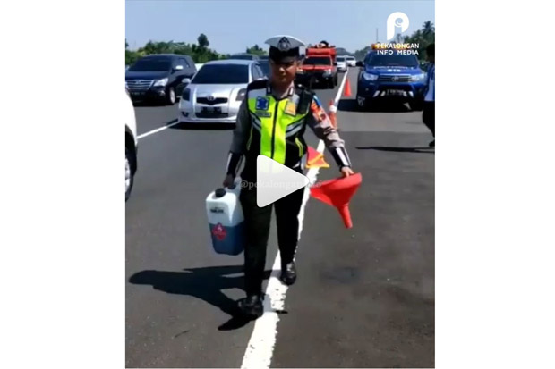 Viral Aksi Polisi Carikan...