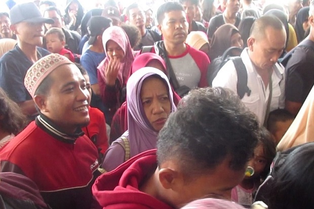 Pemudik Padati Terminal...