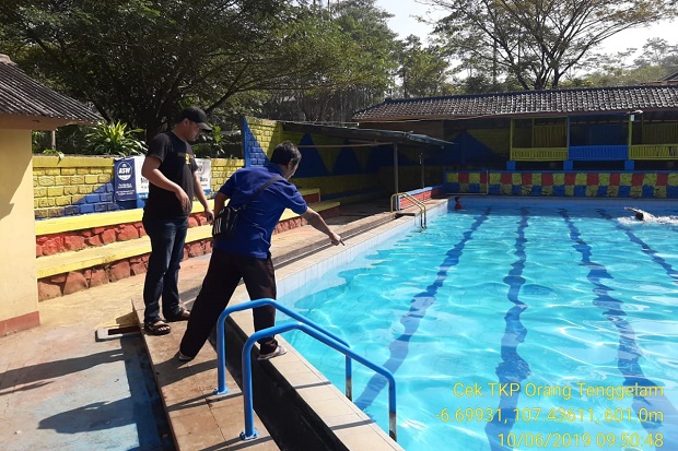 Piknik di Kolam Renang,...