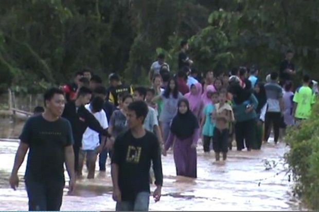 Kedinginan, Warga Korban...