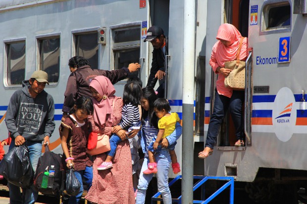 Penumpang Kereta Api...