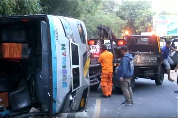 Hindari Motor, Bus Sarat...
