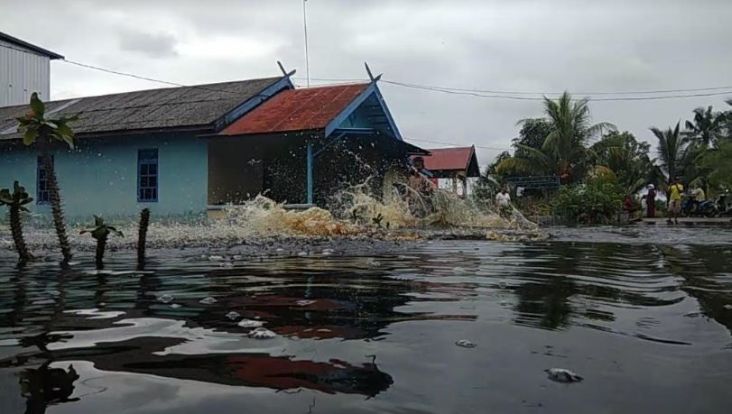 Puluhan Rumah di Kobar...