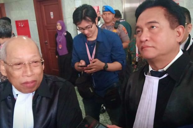 Tiba di Gedung MK, Yusril...