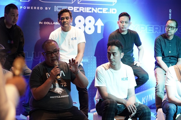 Demi Level Dunia, Produser...
