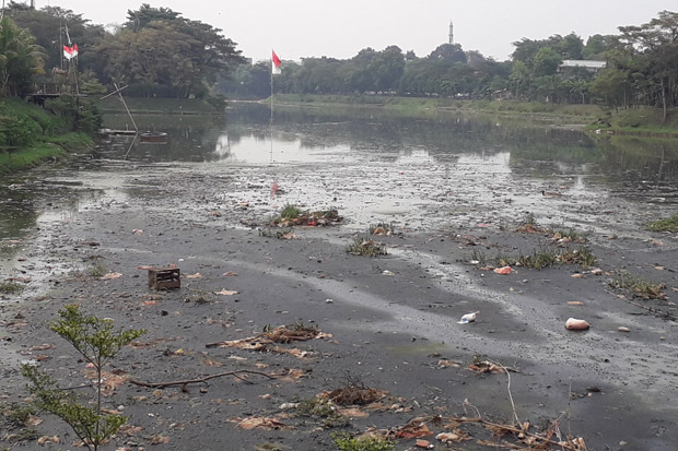 Tumpukan Sampah di Situ...