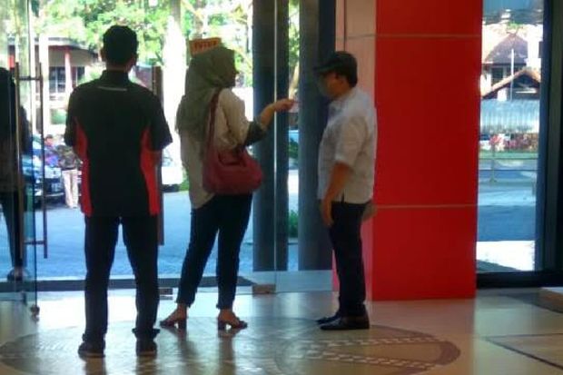 Perempuan yang Bersama...