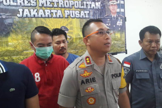 Keluarkan Pistol di...