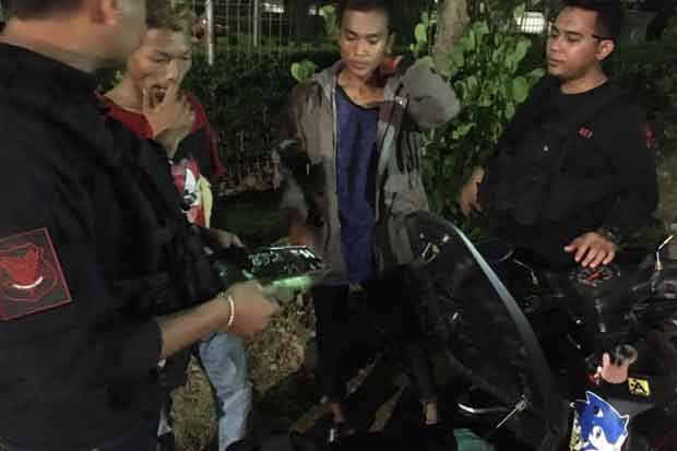 Nongkrong di Pinggir...