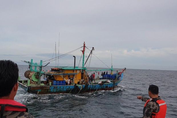 Curi Ikan di Perairan...