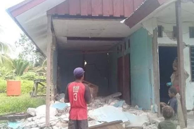 Puluhan Rumah Rusak...