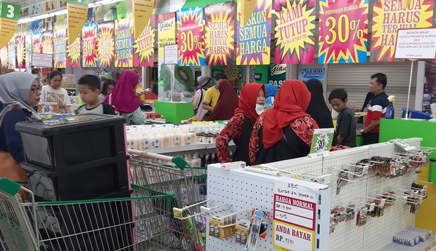 Jelang Tutup, Cek Harga...