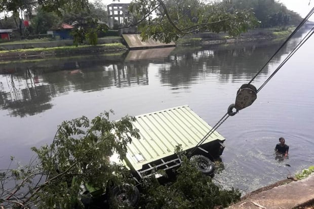Tersangkut Batang Pohon,...
