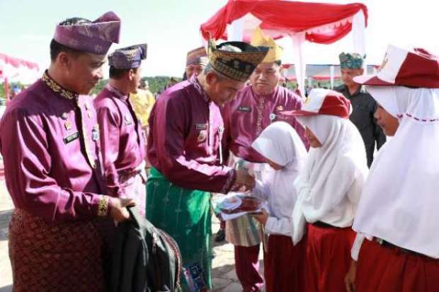 Seribu Paket Bantuan...
