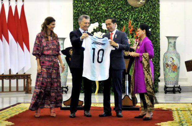 Jokowi Dapat Jersey...