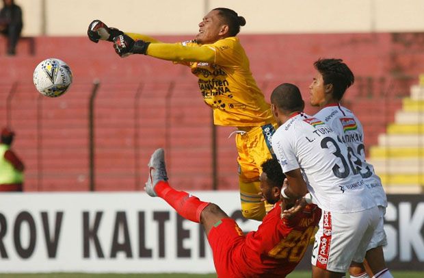 Bali United Tertahan...