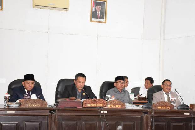 Bupati Hadiri Paripurna...
