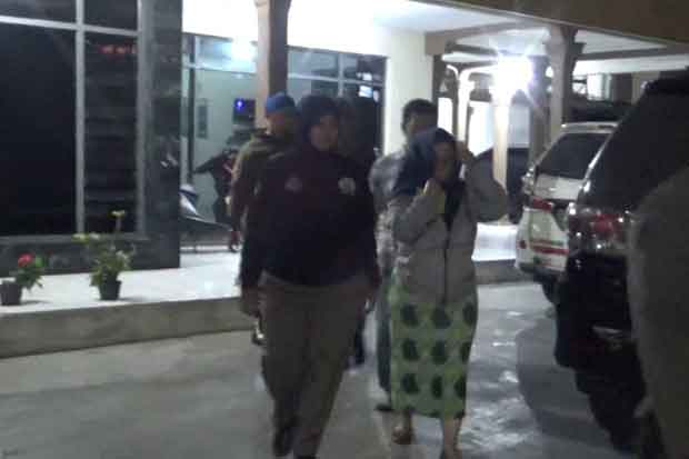 Kelabui Petugas, Pasangan...