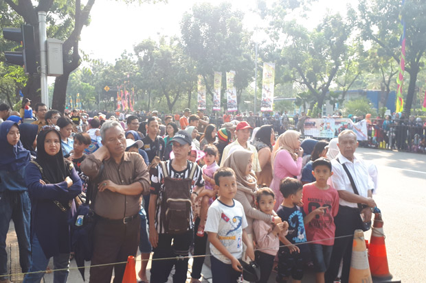 Demi Nonton Pawai Jakarnaval,...