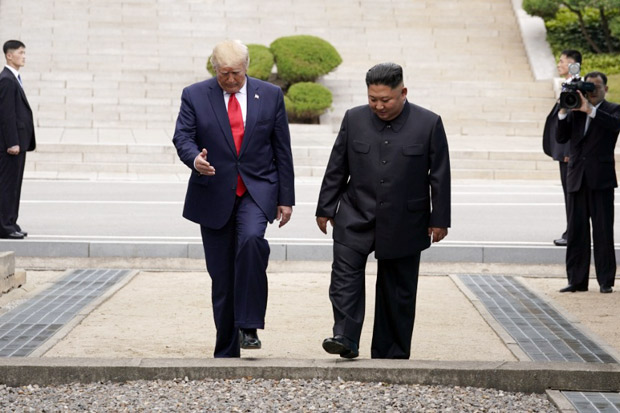 Bertemu Jong-un di DMZ,...