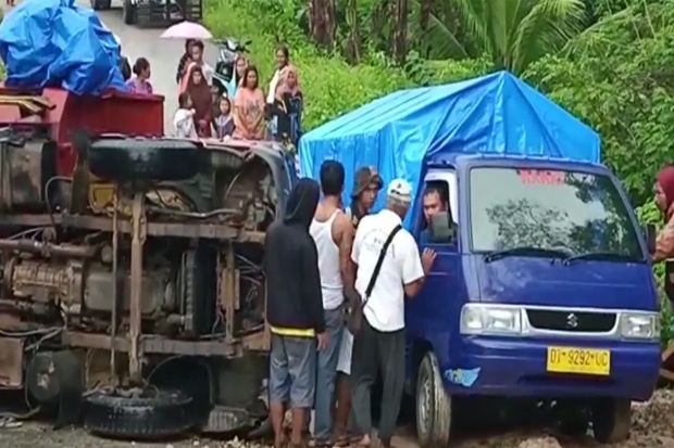 Jalan Licin, Truk Bermuatan...