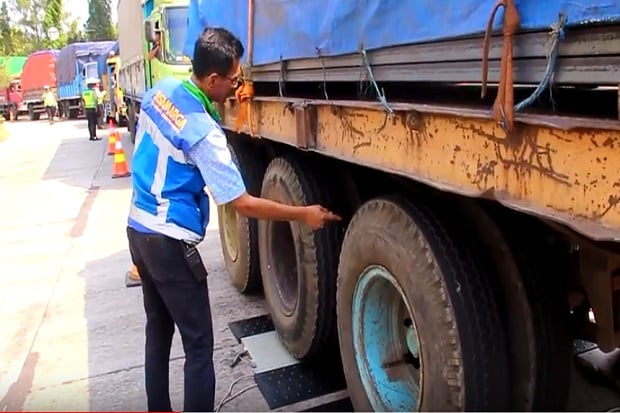 Belasan Truk Kelebihan...