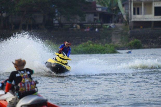Lomba Pacu Perahu, Ribuan...
