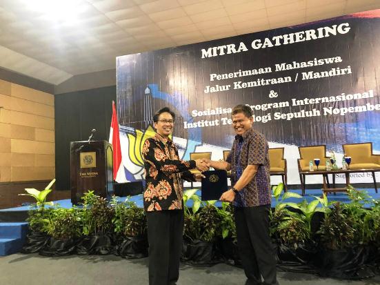 PLN Raih Penghargaan...