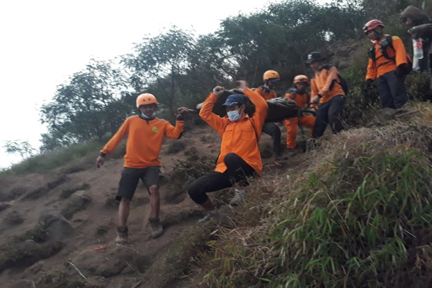 Dua Pendaki Gunung Sindoro...