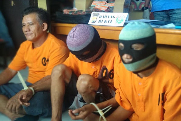 Penjual Ribuan Pil Obat...